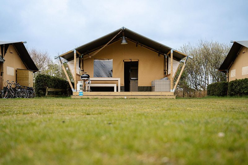 Safaritent bij binnenzwembad op Ameland